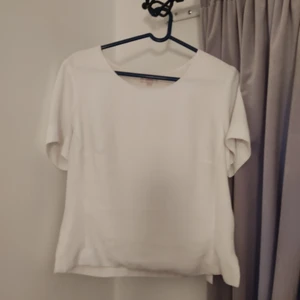 Blus - Blus utan strech. Den har dragkedja på sidan däremot.Sitter såå fint. Elegant. Passar om man vill ha något enkelt o sen puffa till det eller bara vara vardagsfin 😍👏 är för liten för mig nu. Den är true to size.  Från flash. Köparen står för frakt. 