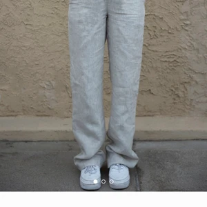 Adsgn linnebyxor  - Fick nyss hem mina beige linnebyxor från Adsgn i Storlek L men de är liiite stora på mig! (Se bild på mig i dom på bild 2) Jag har dock vanligtvis M i byxor, skulle kunna behålla dessa i L men har fått tag på ett par i M så ska skicka tillbaka dessa. Kikar dock här om någon är intresserad av att köpa först! Så himla snygga 😍 Helt slutsålda på hemsidan. Bud startar på 770 (nypris 799 så vill upp i det annars gör jag retur bara), eller köp direkt för 900! (Frakt tillkommer, spårbar)