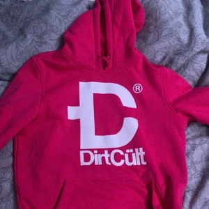 Dirtcult storlek S - Hej säljer nu min rosa dirtcult i storlek (S) bra passform, har inte använt den så många gånger så den är i nytt skick💗