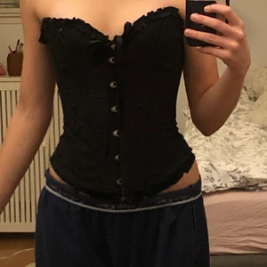 korsett - säljer min jättefina svarta korsett, eftersom den ej kommer till användning längre💖 storleken går att reglera där bak så den passar de flesta❣️ den formar även kroppen fint😌 KÖP DIREKT FÖR 450kr