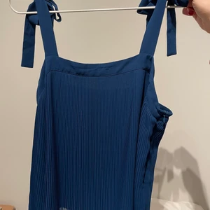 Samsøe & Samsøe - Plisserat blått linne från Samsøe. Aldrig använd men lappen är ej kvar! Säljer pågrund av att det inte kommer till användning:)  Storlek M men justerbara band så passar flera storlekar!