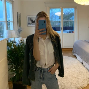 Jeansjacka - Säljer denna fantastiska jeansjacka från Review Australia. Riktigt snygg passform och är i storlek 12 (funkar för mig som är mellan 34/36). Säljer för 500kr✨