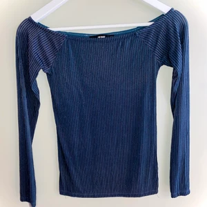 Långärmad topp i storlek XS - Köpt för några år sedan, använd 2-3 gånger max. Passar bra till fest/fin middag eller liknande.