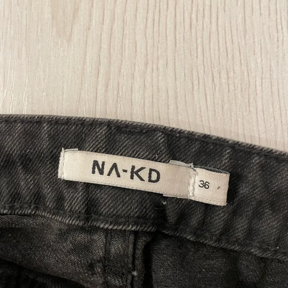 Ett par svarta mom jeans från NA-KD i stl 36, säljes pga att dem va för stora för mig. Jeans & Byxor.