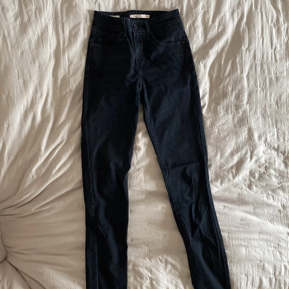 Svarta skinny jeans från Levi’s. W24, L30. Jeans & Byxor.
