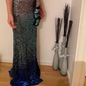 Bröllopsklänning  - En jätte fin klänning, helt oanvänd (prislappen finns med). Inte så bra bilder men  om ni är instresserade och vill ha bättre bild på hela klänningen skicka dm. 