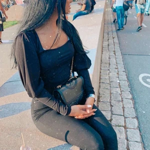 Missguided topp strl XS - En fin svart tio med puffärmar, använd en gång🦋