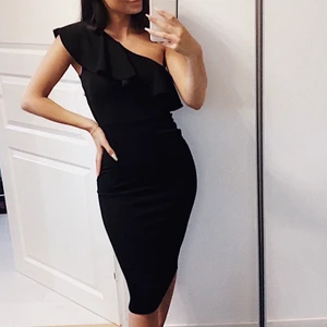 Klänning i strl 34 - En fin klänning från zalando. Använd två gånger. Den är i bra skick🦋