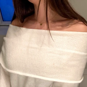 Offshoulder stickad topp💓 - Perfekt tröja till vintern och den sticks inte🤩 Använd fåtal gånger så den är i nyskick. Är i strl XS men passar mig som har strl S. Köparen står för frakten💗