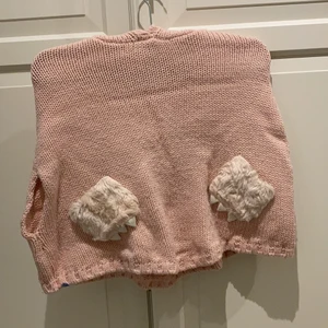 Stickad hoodie - Säljer dena rosa stickade tröja med luva som jag fick när jag var liten. Den är sparsamt använd och frakt tillkommer