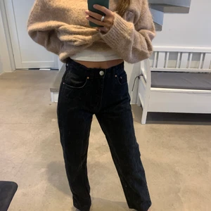 Oanvända svarta jeans - Ett måste i höstgarderoben! Ett par bekväma raka jeans som är i väldigt bra skick då de enbart använts fåtal ggr! 