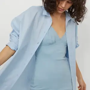 Glittrig blå klänning från H&M. Oanvänd endast testad, lappar sitter kvar💙 Nypris 99kr