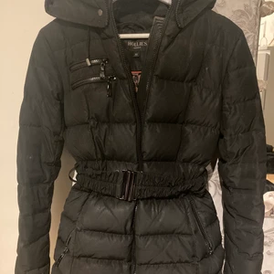 Vinterjacka  - En svart vinterjacka från märket Hollies. Jackan kostar ca 3000kr i butik men säljer den för 900kr. Jackan är i bra skick men är använd ett antal gånger 