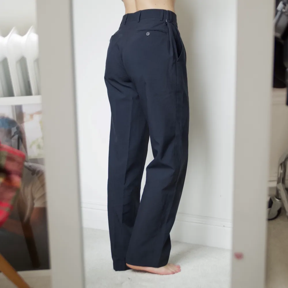 Marinblå kostymbyxor i bra kvalitet, passar mig som är S/M och 170 cm. Insydda i midjan (går också att sprätta bort). Jeans & Byxor.