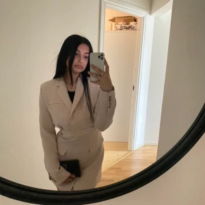 Zara klänning storlek M  - Säljer denna fina klänning som bara är använd 2 gånger köptes från zara den är hel och fin , storlek M även passar som S tjock material 