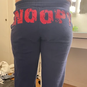 Snoopy mjukisbyxor - Mörkblåa mjukisbyxor med texten snoopy där bak, är bra längd för mig som är 163cm, saknar tråd där framme men har åtsittande resor. 