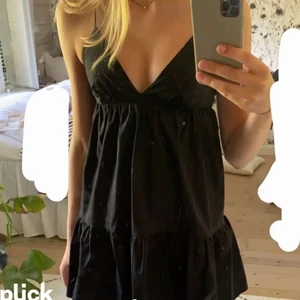 Klänning  - INTRESSEKOLL!!!  säljer nu denna SÅ snygga svarta klänningen från zara❤️ säljer bara för bra pris, jag står ej för frakten (lånad bild)