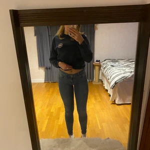 Ljusblå jeans  - Basic ljusblå jeans från Gina Tricot i modellen ”Lisa” . Stl 40 men passar mig som är en 36/38. I bra skick.