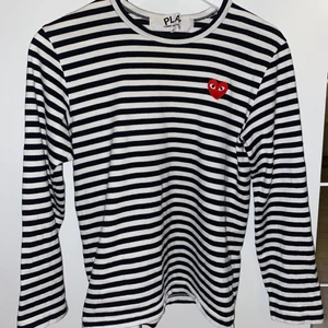 CDG tröja i storlek S - Svart och vitrandig Comme des Garçons tröja i storlek small. Är i väldigt bra skick då den inte kommit till så mycket användning. Nypris 1300kr, jag säljer för 490kr