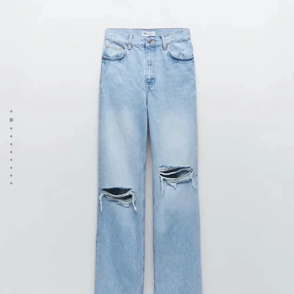 Jeans från Zara med hål i! Skriv privat för fler bilder <3  passar 34/36. Köpare står för frakt. Jeans & Byxor.