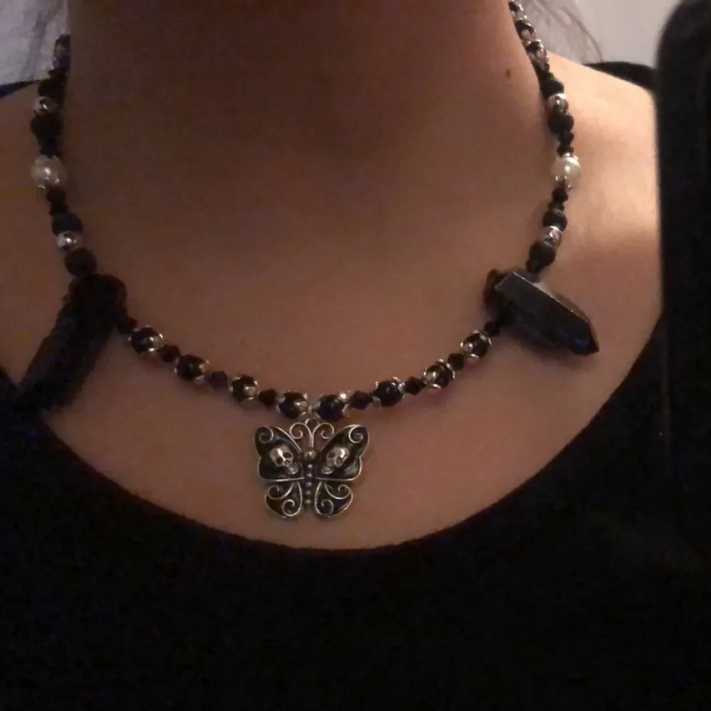 Otroligt fint halsband med flera olika typer av pärlor, bl.a lava pärlor, glas pärlor, rodium pläterade silver pärlor och akrylpärlor. Tråden är rostfri! De två svarta kristallerna är ej äkta! Halsbanden är ungefär 45cm och förlängningskedjan är ca 7cm. 🖤. Accessoarer.