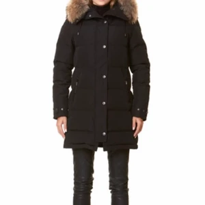 Hollies subway dunjacka  - Denna jacka är en längre modell som håller dig varm hela vintern. Den mysiga huvan kan justeras med ett band och är försedd med en avtagbar, färgad konstgjord päls. Den har två framfickor med dragkedjor. Slitstarkt och vattenavvisande yttertyg. Den är köpt för 5000kr men säljes för 3000kr, är i storlek 38 men passar även 36 och 40. Jag har haft den ett tag men den har bara använts en vinter. Den är fortfarande i samma skik som när den köptes