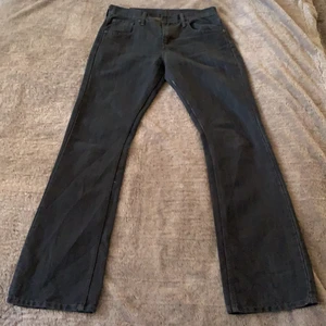 Mörkgråa Levis jeans W29 - Dessa snygga vintage levis byxorna är i bra skick och skönt material. 
