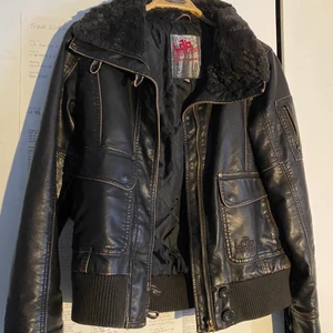 Läder jacka  - Super fin läder jacka i storleken 158 ( ungefär xxs eller xs) passar ok mig som är 156 cm lång. Vid frågor skicka meddelande :)!