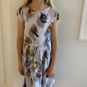 Klänning - Grå klänning med fåglar är jätte fin , och har använts 3 gånger men den är i fint skick. Storlek 130-140🕊