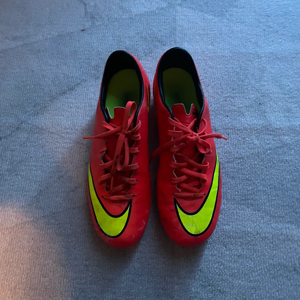 Ett par jätte fina Nike fotbolls skor använda men inget täcken på skada Annars super fint skick😜. Skor.