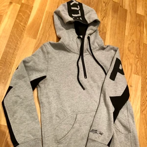 Huvtröja Elly Pistol - Oanvänd hoodie från Elly Pistol, sååå snygg men fina detaljer. Tjock och mysig tröja. 