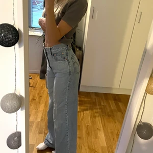 Levis jeans - Så snygga Levis jeans i modellen ribcage wide leg!! Jättefint skick och sitter som en smäck, storlek 25/32, motsvarar Xs men passar även S! ❤️‍🔥 nypris 1250 ungefär