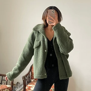 Skogsgrön teddyjacka - Otroligt mysig teddyjacka från ginatricot i fint skick! I storlek L men sitter snyggt oversize på mig som har strl S i vanliga fall💚