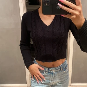 V-ringad stickad tröja  - Köpt från Shein ca, 1år sedan. storlek S. Har använt den ett få tal gånger. 