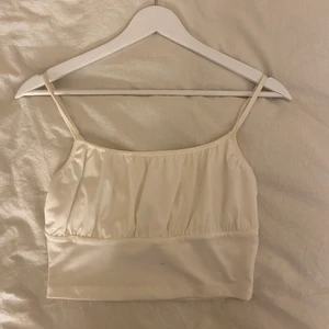 Vitt linne - Vitt, jättefint linne från H&M i strl S, med justerbara band💕 Linnet har typ lite volanger i översta delen med lite lösare tyg vilket gör det lite roligare!                                               Frakt: 11kr