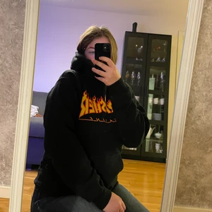 Thrasher hoodie - Hoodie från Thrasher. Använd väldigt få gånger, så tröjan känns ny i tyget (om man kan säga så). Tröjan är svart men ser lite gråare ut på bilden. 
