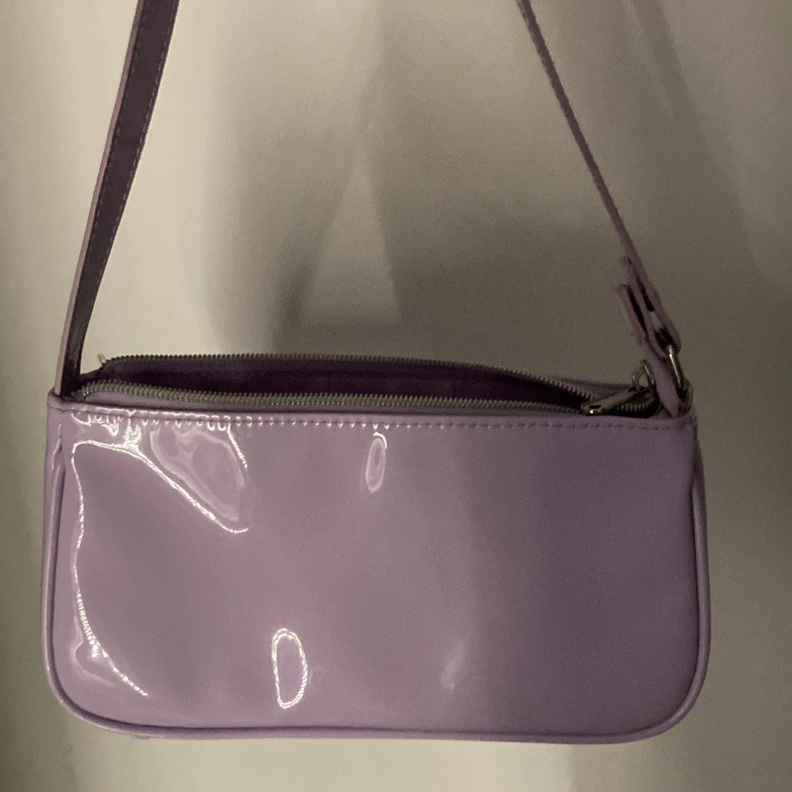 lila axelväska