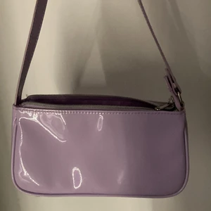 lila axelväska - lila axelväska från h&m, använd max 1-2 ggr, köparen står för frakten