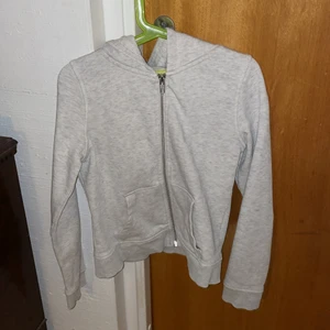 Grå Hoodie - En grå hoodie med dragkedja och luva🤍🤠