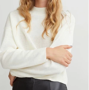 Vit stickad tröja - Vit stickad tröja från HM! Storlek M men passar S och L (Lite oversize! Väldigt mysig och skönt material💓