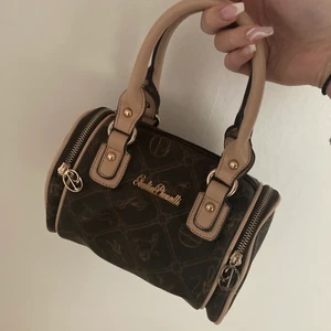 Väska - Jättesöt handväska! Knappt använd så i bra skick! 120kr + frakt