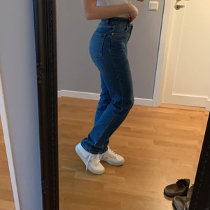 Monki jeans straight  - Fina mörkblå jeans från Monki i rak modell. Sitter bra på mig som är 165cm lång och brukar ha XS/S. Storlek 25. Fint skick! 