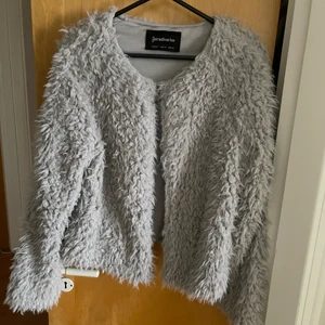 Fluffig kofta från Stradivarius  - Fluffig kofta, storlek M. Ok skick. 