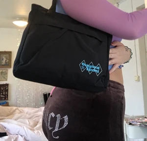 Adidas shoulder totebag - vintage - fodrad blå insida - i väldigt bra skick med inga fläckar och synlig slitage 