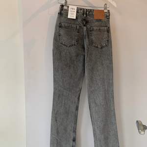 Jeans i straight fit, full length, grå wash. Oanvända med prislappen kvar, hela och rena