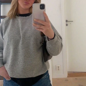 Säljer grå sweatshirt - Från hm herravdelning. Sitter fint oversize på mig som vanligtvis är S