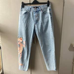 ett par supercoola mom jeans från pull and bear med pink pather tryck på benet. endast använda ett par gånger. storlek 38, passar på s och xs. köpare står också för frakt💖