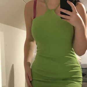 Neonklänning från Zara - Säljer denna neonfärgade klänning från Zara. Säljer den för att den inte är min stil längre