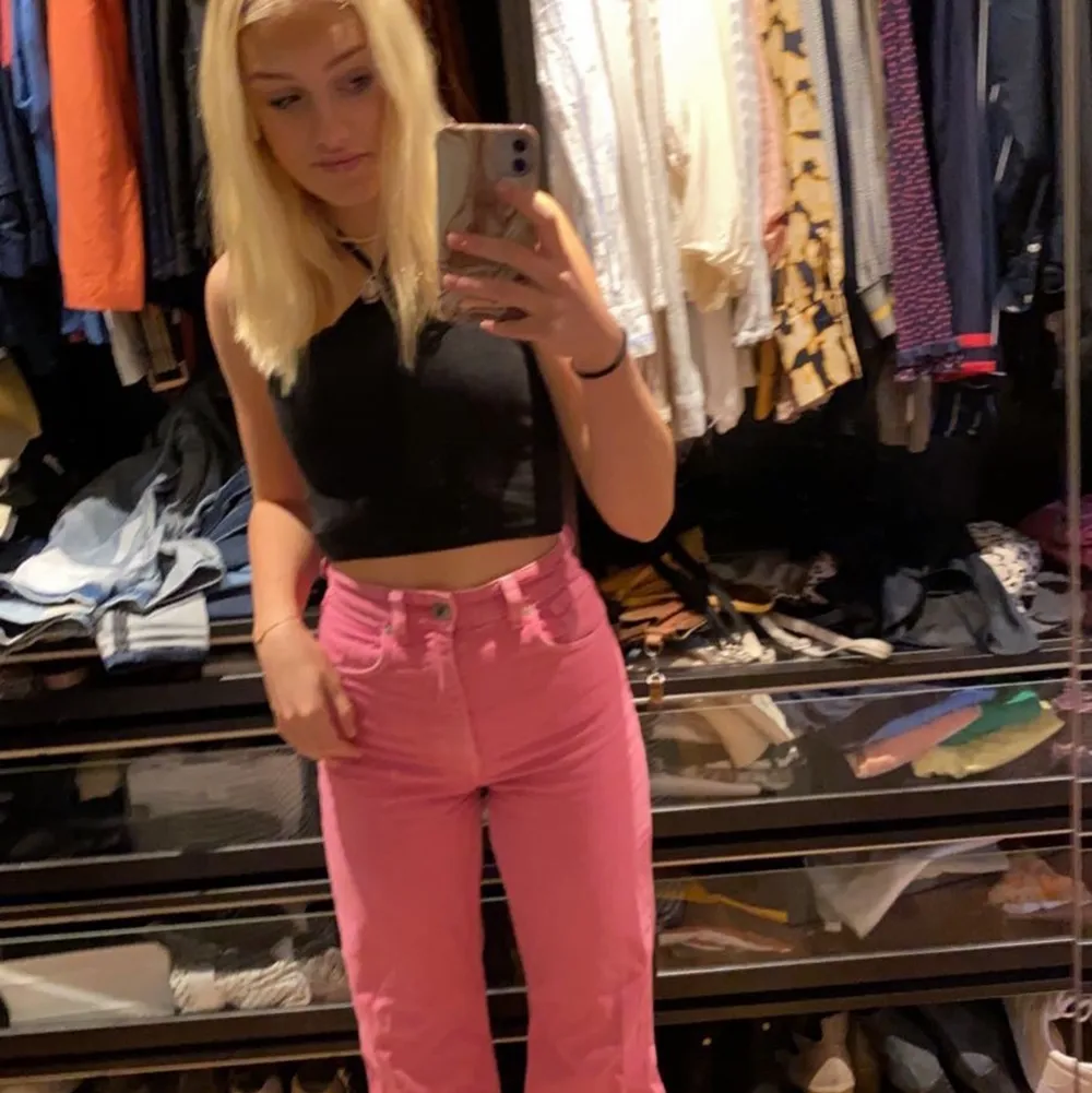 säljer mina älskade rosa zara jeans på grund av att de inte riktigt är min stil längre 💕💕 Storlek 32 men jag har 34 oftast. Jeans & Byxor.