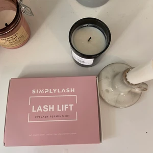 Lashlift-kit - Säljer mitt lashlift-kit då jag inte är i behov av den längre! Kitet är i ett bra skick och resultatet blir väldigt fint🥰 Använd 1 gång! 💜